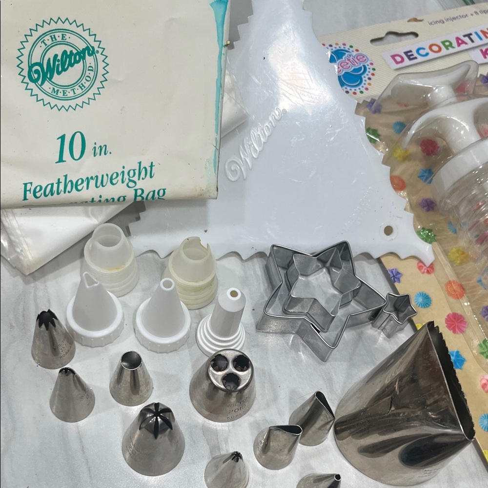 Wilton Decorating Set with Metal Tips and Star Cutters LOT